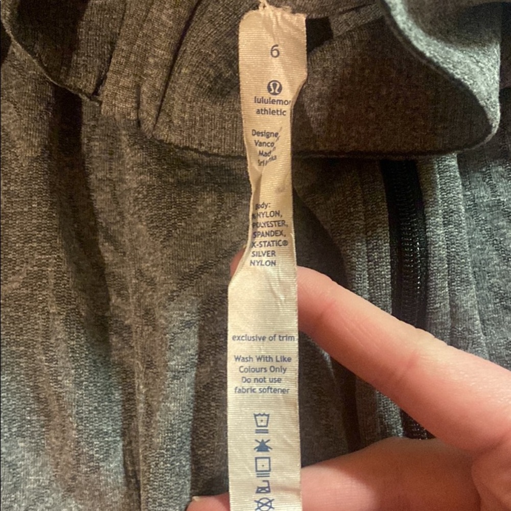 Lululemon fitted zip up size 6. Just been sitting in my closet. Will take 30on♈️